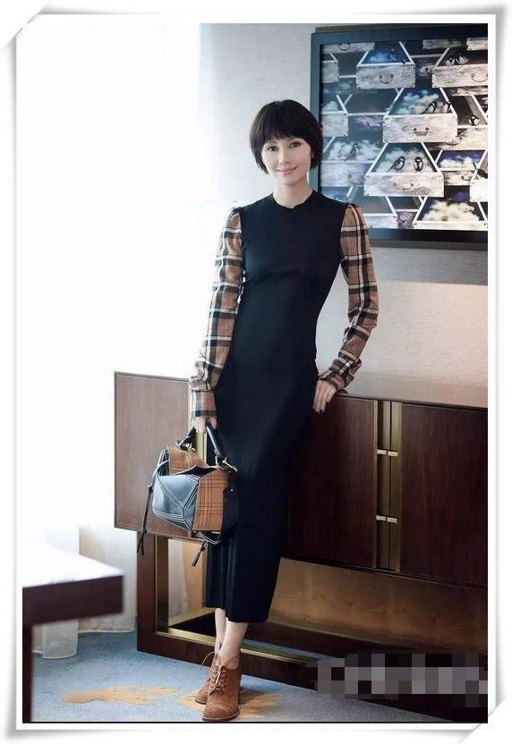 袁泉厉害！白T配仔裤完美展现简约风，网友直呼：重点都在鞋子上