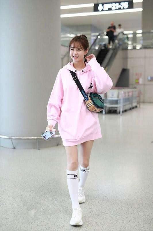 杨超越厉害了，穿绿色长筒袜，真的很会表现自己！