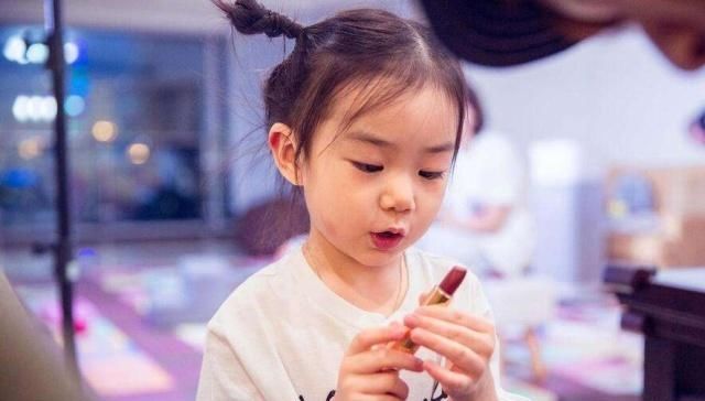  [Lucky]爱臭美的小Lucky，爱口红还爱美妆蛋