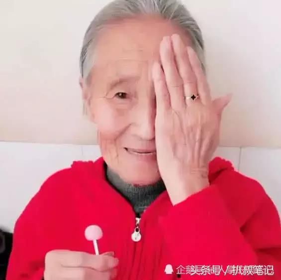 孙女给60岁奶奶化妆，当她放下手的那一刻 网友:你调皮了