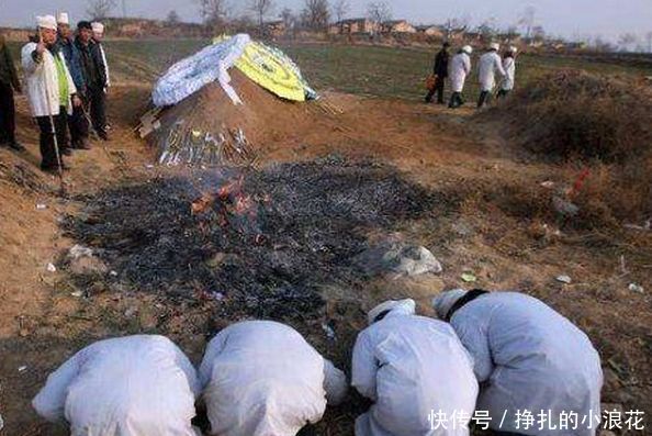 外婆下葬3天,女子梦到外婆让她洗床单,揭开床