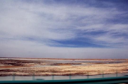 世界上“最咸”的公路，长达32公里周边全是盐，而且就在中国！