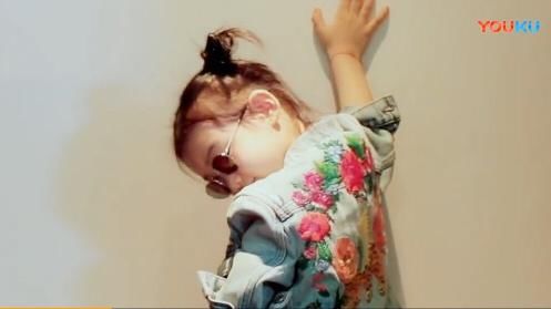 戚薇巴黎时装周看秀，三白眼比ab明显，没戴大美瞳有点认不出来！