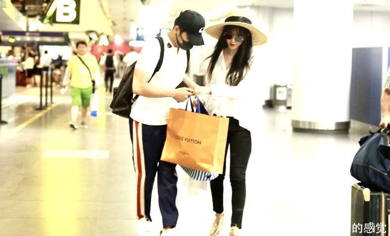 范冰冰李晨现身机场，破分手谣言，二人含情脉脉