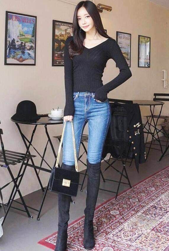 紧身牛仔裤修身显瘦突显出美女的时髦洋气，穿出清新凉爽的感觉