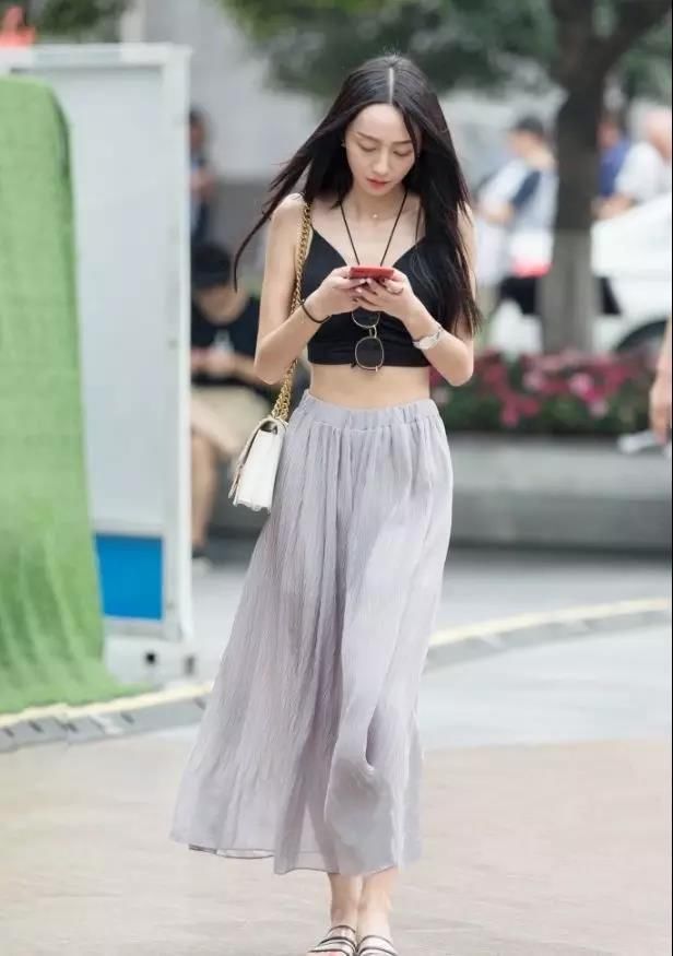 东莞街拍 紧身突围的吊带背心，凸显娇好的身材线条 很帅气!