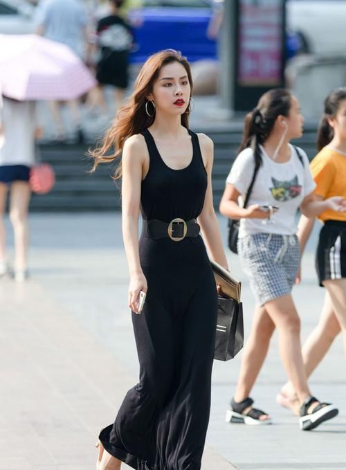  『显得』街拍：小姐姐身穿淡蓝色长裙，气质显得清新又冷艳
