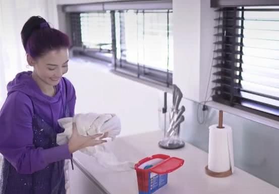 『挑战』张柏芝心里是住着个公主吧,都当妈了仍要挑战少女裙,还挺美