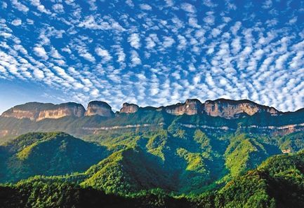 最似“佛像”的山峰，气象景观变幻莫测，还可站在栈道俯瞰森林