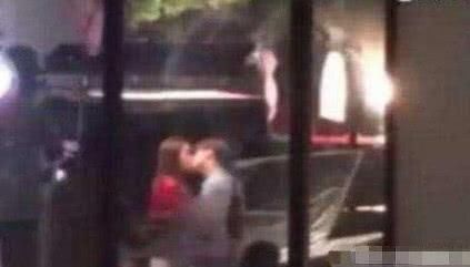 关晓彤酒店接吻有实锤，关晓彤硬气否认!网友:难道还有什么秘密