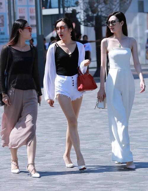 街拍:甜美白皙随性的小姐姐,穿着清纯甜青春!