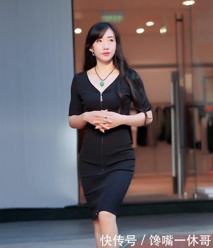 「女人味」街拍:白领气质打扮,将身材完美展现,低领口设计显女人味