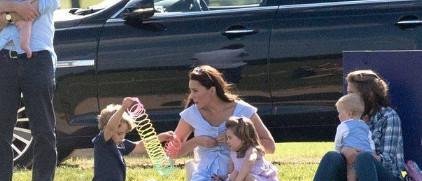 凯特王妃再穿平价连衣裙,草地奔跑很活泼,胸前扣子成负担