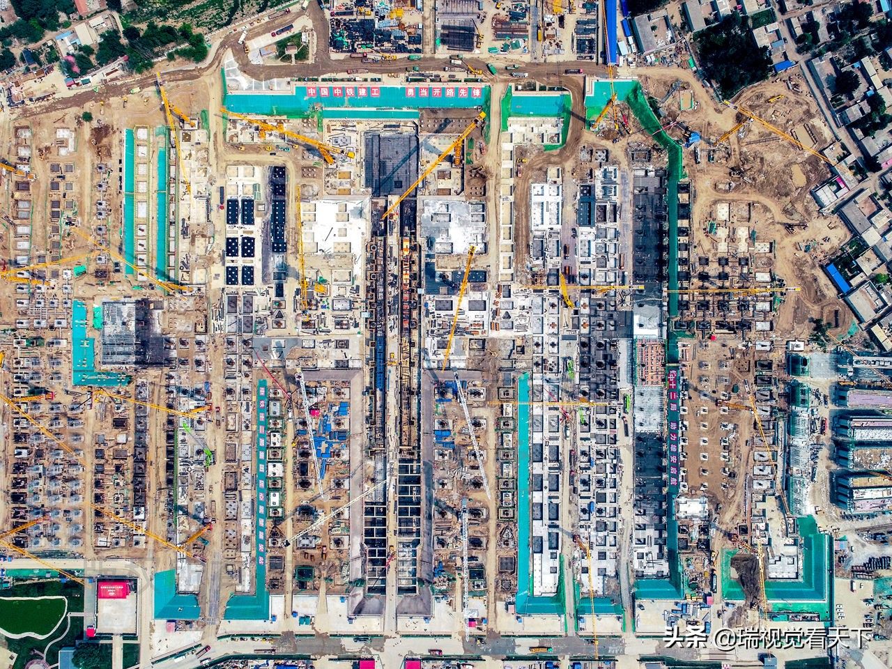 雄安新区:京雄城际铁路雄安站开工一年半，高空航拍工地如线路板