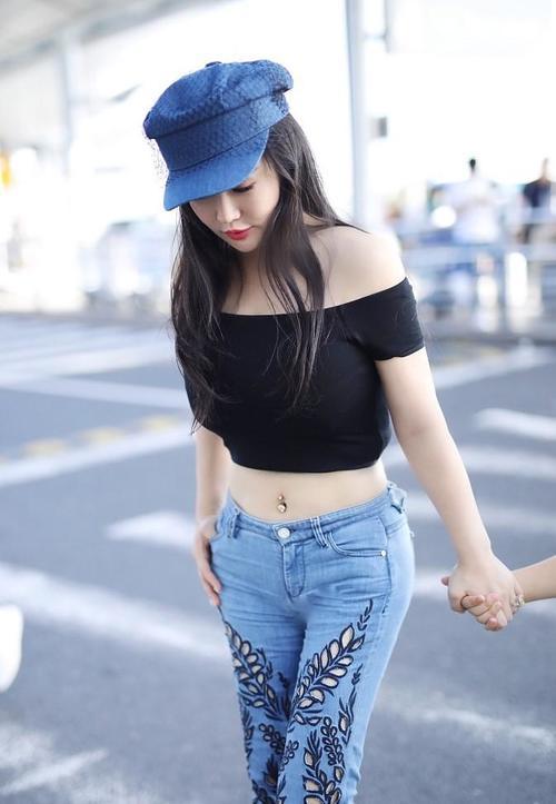 冉莹颖这个露腰装,重点是腰胯比例,网友:这身材拳王好幸福