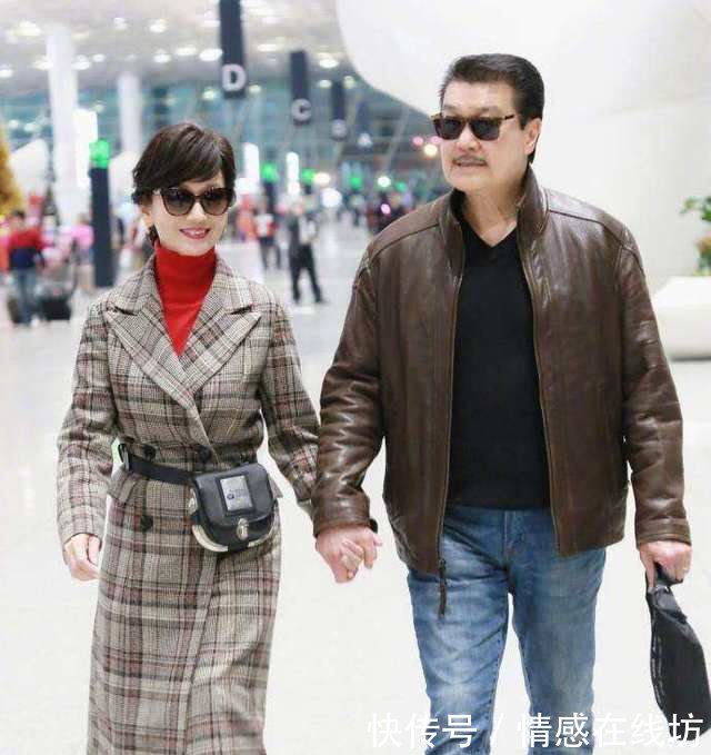 64岁赵雅芝真敢穿，黑丝袜配过膝长靴，难怪看起来这么像少女