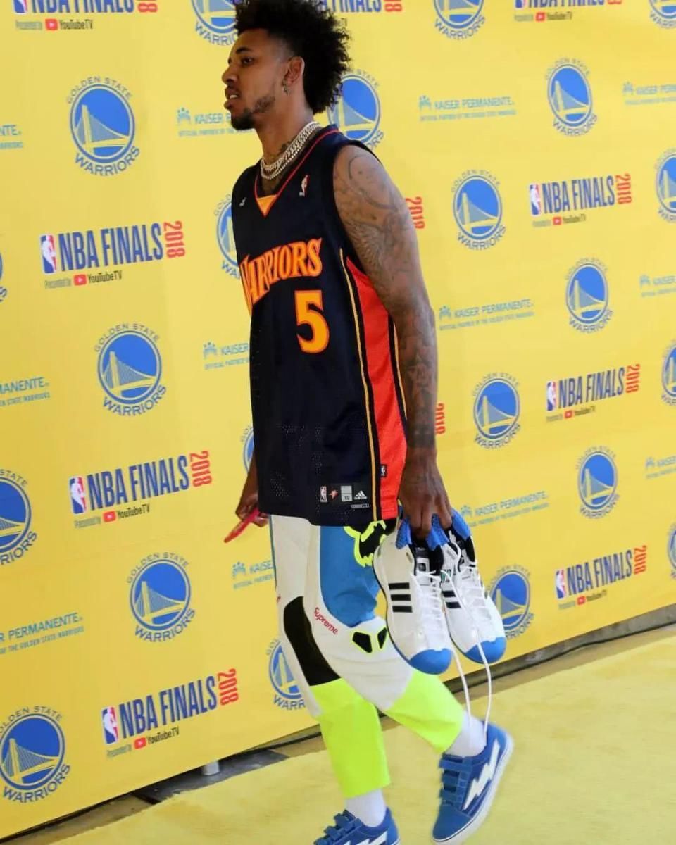 为什么女生穿背心很性感，男生穿就像老大爷!