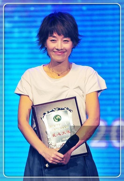 马伊琍不过烫了撮小卷毛，就从辣妈变少女，网友:太俏皮了!