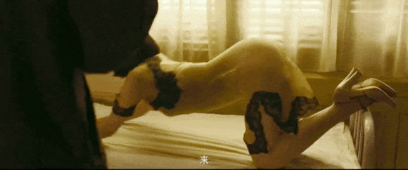 许晴年近50依旧风情万种 穿搭也是很有一套