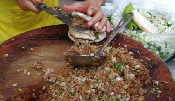 街边的肉夹馍真材实料，5元钱一个，上班族们都要买一个来吃！