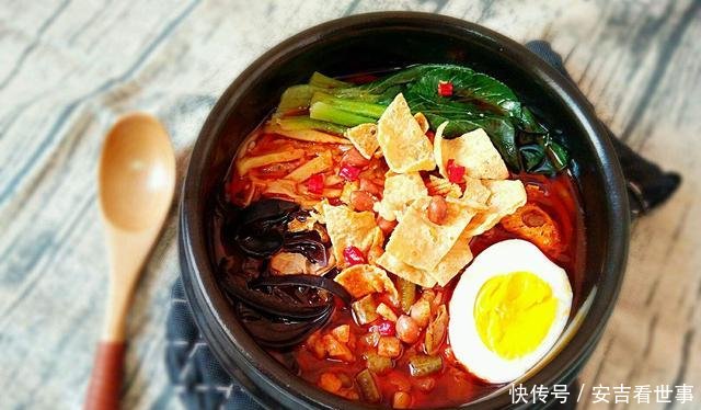 『好评』人间美味螺蛳粉情急之下做出的螺蛳粉,获得了所有人的好评