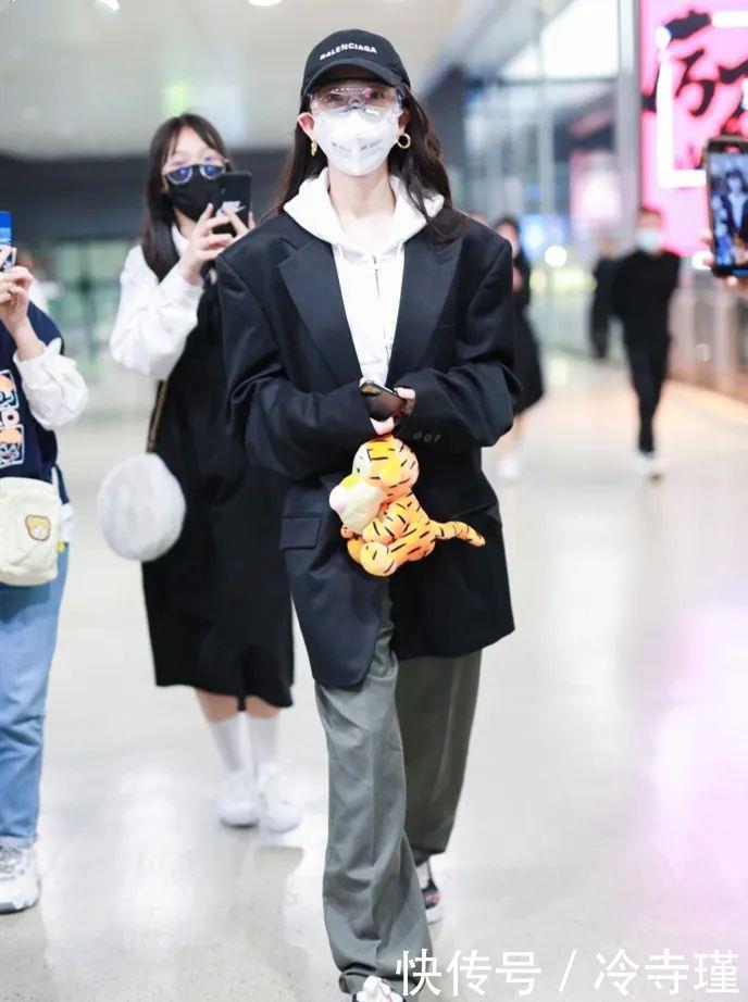  脚踝位置@“九分裤”早就没看点了，今年流行这款“堆堆裤”，藏肉显腿长