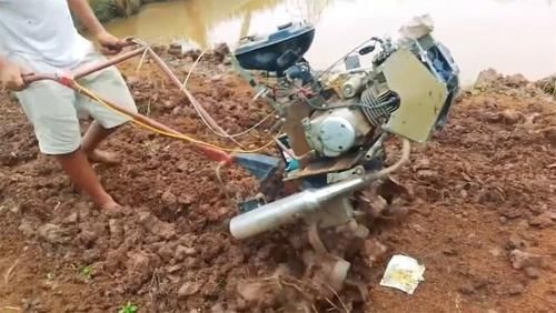 农村小哥自制“摩托车”松土机，300元造一台，一天松土6亩地
