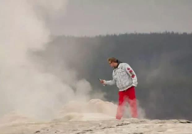 网红拍旅行打卡照被抓，游客喷泉旁被烧得面目全非：用生命换来的