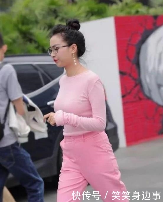 美女|街拍：窈窕无双的美女，一件粉红色的连衣裙，时尚魅力大方气质