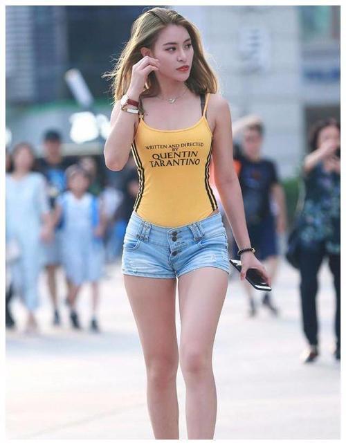 街拍:女神不仅要颜值好,还要有性感曲线好身材!