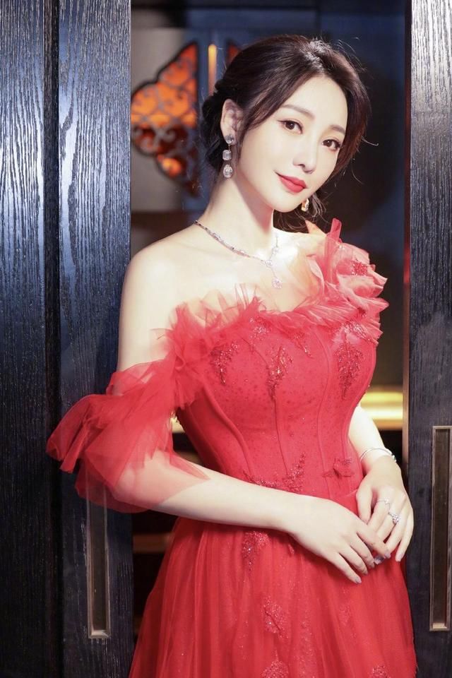 # 凹凸#大红色抹胸连衣裙气质出众，身材凹凸有致，美呆了，柳岩穿衣胆大