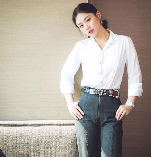 还是马思纯比较厉害，撕裂裤腿大变开叉，稳赢同台的周冬雨!