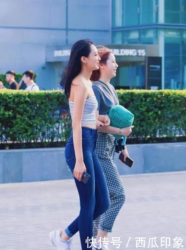  抹胸@街拍：抹胸装搭紧身牛仔裤的靓丽阿妹，细腰宽胯，难得的好身材！