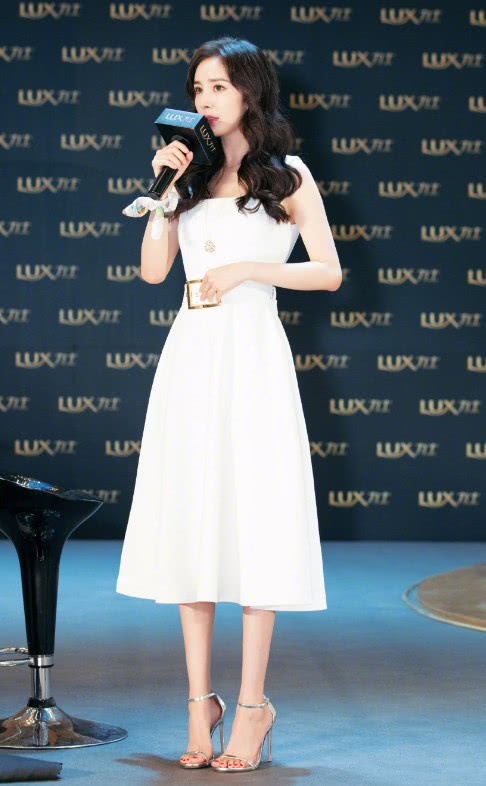 杨幂为了美也太拼了！穿一件如此紧身的裙子，把赘肉都给勒出来了