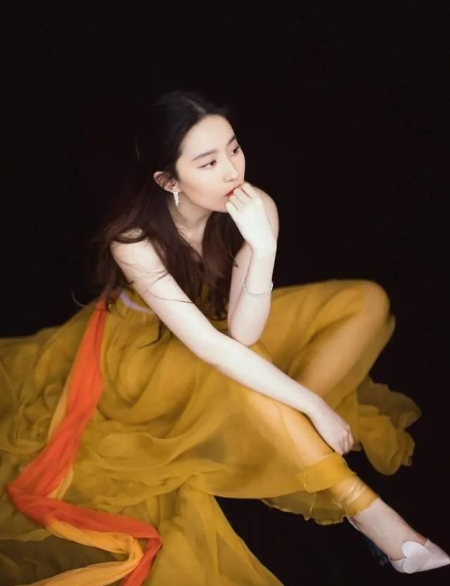  「穿起来」“淡黄的长裙”是什么鬼？又想骗我买裙子！