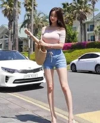 时尚穿搭：修身牛仔裤的魅力，每个女人都很难拒绝