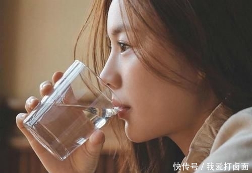 「脸上」最受男生欢迎的女生,脸上都有这4个“优点”,中一个颜值都不低