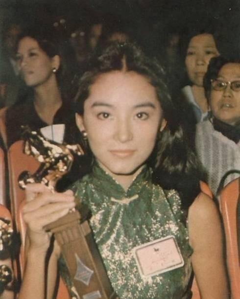  「合照」林青霞的穿搭，时髦了40年，网友：和胡因梦合照的那套，真不错