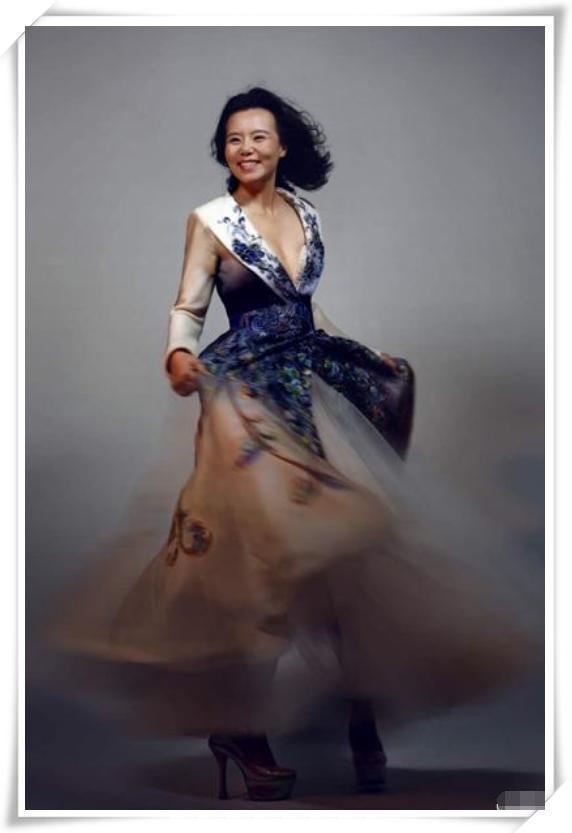 龚琳娜素颜现身，撞脸刘诗诗，网友：这才是42岁最美的样子！