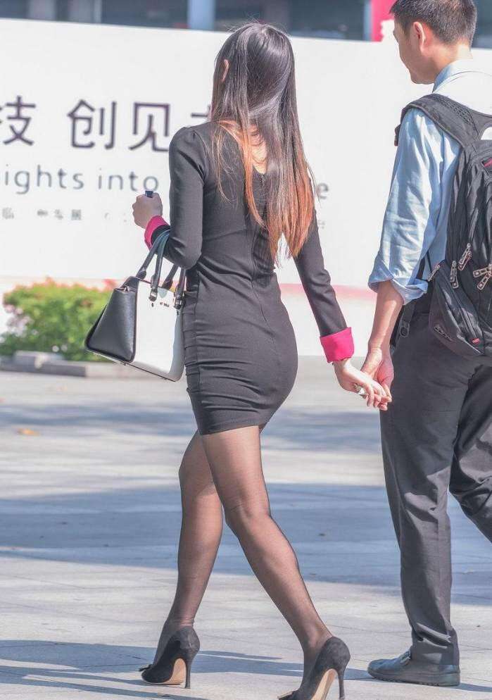 街拍: 恩爱逛街的丰满小姐姐, 真羡慕她男朋友