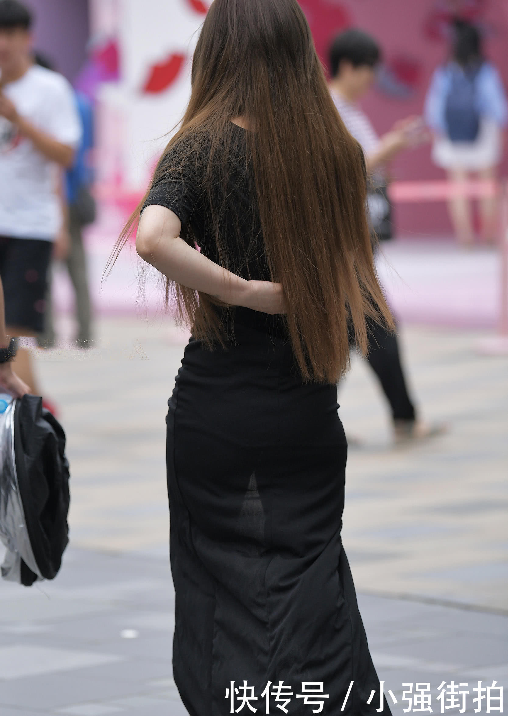 气质小姐姐深V紧身长裙裹出丰腴圆润曲线，高开叉走路露出根部纹