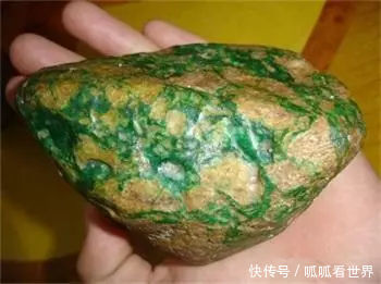  「大叔」农民大叔深山挖出块石头坚称是翡翠，不小心磕掉一块，