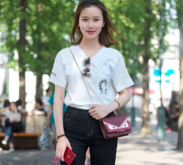 街拍美女，小姐姐身材火辣，看一眼就让你欲罢不能，你喜欢哪个