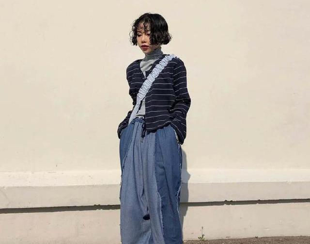  夸张■现在小姑娘越来越时髦了,牛仔外套都这样穿,真好看