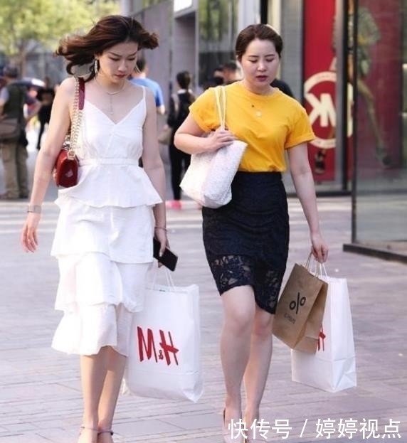  风景@街拍美女：身材颜值俱佳的小姐姐，美搭紧身裙，一道靓丽的风景！