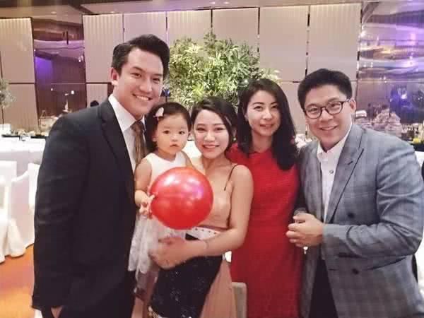 郭晶晶回娘家保定探望父母，素颜不说，穿着特像村姑