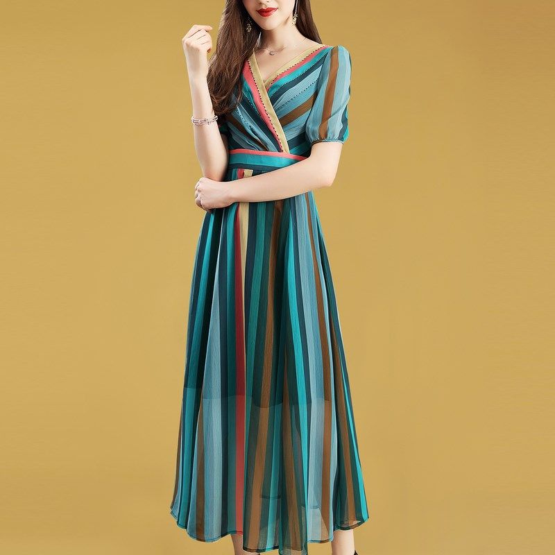 短裤套装虽凉快,但没气质,不妨穿一身碎花系裙子,优雅得刚刚好