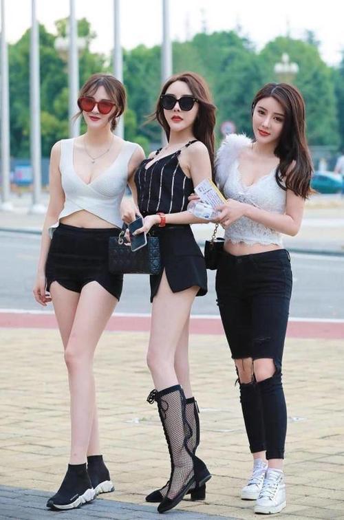 街拍：图1蒋梦婕也是够了，夏天穿皮靴！图5胸前“倒三角形”吸睛