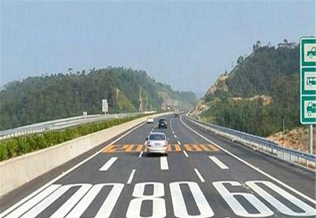 高速路突然限速太气人？新规推出将整治！车主：这才对！