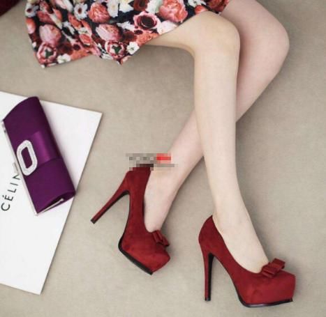 尖头细跟红色漆皮高跟鞋，红色温暖大方，简约风格典雅大气